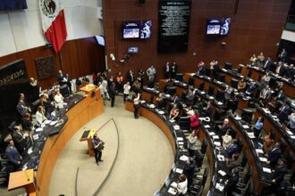 Senado avala reforma que limita pensiones de servidores públicos