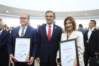 Américo Villarreal reconoce a 183 maestros por 40 años de servicio