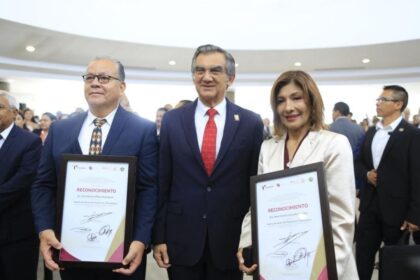 Américo Villarreal reconoce a 183 maestros por 40 años de servicio