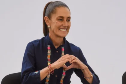 Sheinbaum defiende educación pública y a maestros en Edomex