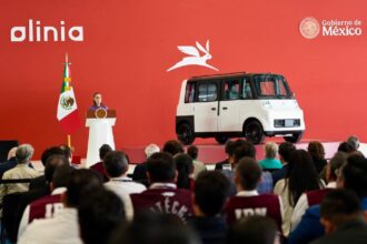 Sheinbaum presenta Olinia 1, primer auto eléctrico mexicano