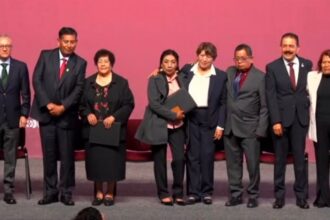 Delfina Gómez entrega Condecoración Maestro Altamirano a 399 docentes