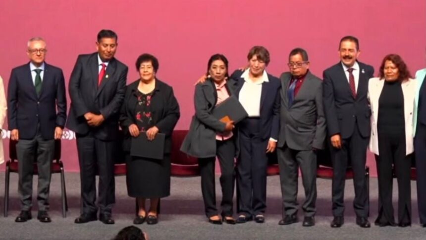 Delfina Gómez entrega Condecoración Maestro Altamirano a 399 docentes