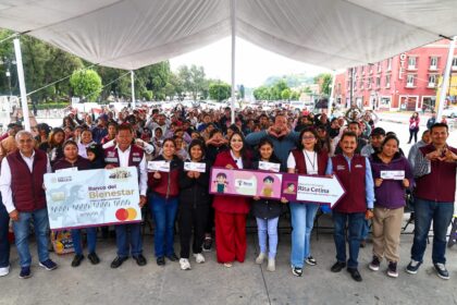 Tonantzin Fernández entrega Becas Rita Cetina en Cholula