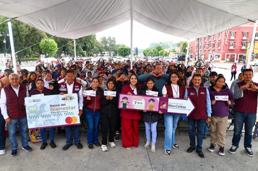 Tonantzin Fernández entrega Becas Rita Cetina en Cholula