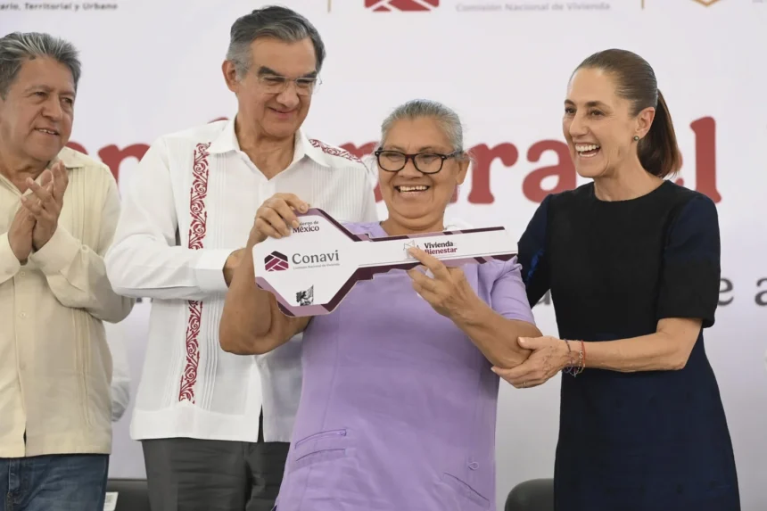 Sheinbaum entrega 30 viviendas y escrituras en Matamoros