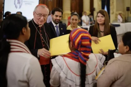 Sheinbaum recibe al secretario de Estado del Vaticano en México