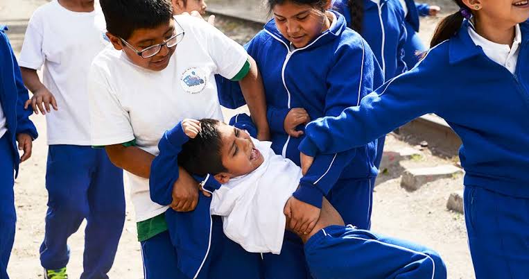 Diputado de Morena propone sancionar novatadas en escuelas