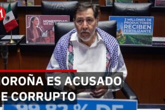 Pasajeros increpan a Fernández Noroña en aeropuerto de CDMX