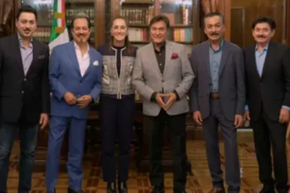 Claudia Sheinbaum reconoce a Los Tigres del Norte en Palacio Nacional
