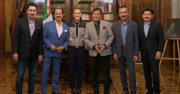 Claudia Sheinbaum reconoce a Los Tigres del Norte en Palacio Nacional